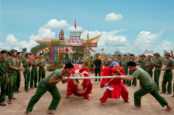 Thi đấu đẩy gậy của chiến sĩ ở Trung đoàn 2 (Sư đoàn 9, Quân đoàn 4).